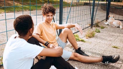 En las primeras etapas de la adolescencia, los hombres suelen hablar de forma emocional sobre sus amigos varones. Mientras crecen cambian su visión sobre la amistad