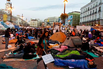 En las primeras horas del sábado, seguían acampando en Puerta del Sol
