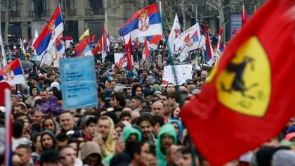 En las protestas en Serbia también se han visto diferentes diseños de banderas de FerrarI