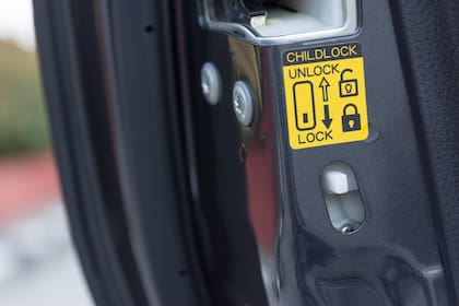 En las puertas traseras normalmente hay una ranura que muestra un símbolo, que puede ser un candado, un niño o la combinación de ambos