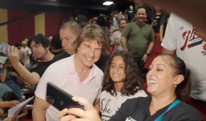 En las redes sociales circulan videos del icónico momento junto a Tom Cruise
