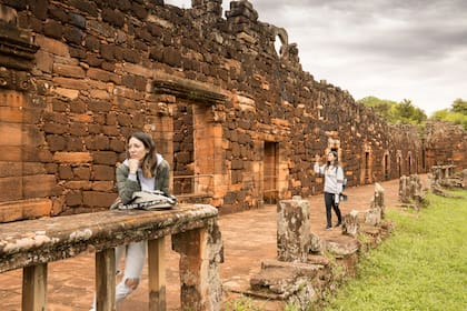 En las Ruinas de San Ignacio hay salidas con guía cada media hora.