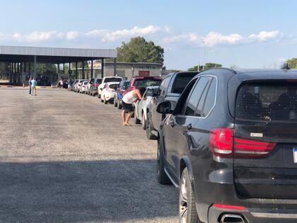 En las rutas 136 y 135, respectivamente, se amontonaron cientos de vehículos en colas que duraban larguísimas horas y que llegaban a extenderse hasta seis kilómetros