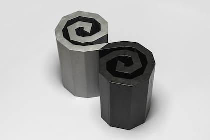 En las semanas de diseño de París, Milán y Viena presentó el taburete Spiral tool, realizado en pino y con acabado metálico se puede usar tanto en interiores como en exteriores