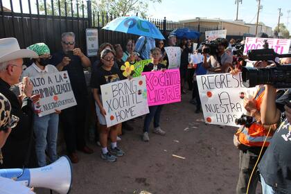 En las semanas tras el arresto de Santiago, activistas llevaron a cabo vigilias en ciudades como El Paso