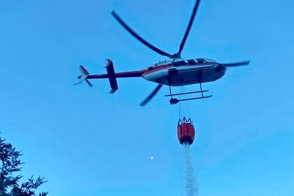 En las tareas de combate, trabaja un helicóptero