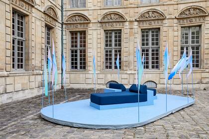 En las terrazas del Hôtel de Sully una serie de sofás gigantes diseñada por Lucas Huillet y el perfumista Alexandre Helwani proponía una experiencia sensorial titulada Folie