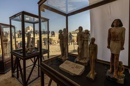 En las tumbas se encontraron varias estatuas y piezas de cerámica.