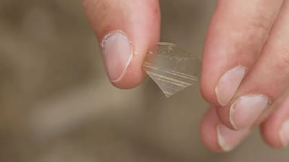 En las tumbas se hallaron fragmentos de vidrio, de posibles objetos que llevaban los familiares de los difuntos para ceremonias en el cementerio