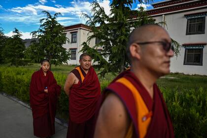 En las últimas décadas se han producido protestas esporádicas en el Tíbet, incluidas algunas llevadas a cabo por lo monjes en el corazón de Lhasa y grandes protestas contra el dominio chino en 2008, que dejaron muchos muertos.