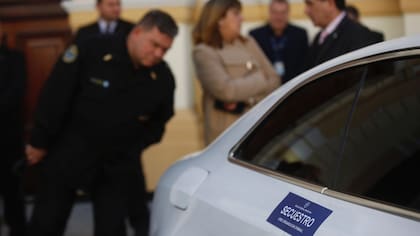 Los autos y camionetas están estacionados en los alrededores del Departamento Central de Policía