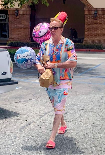 En las últimas horas, Nicolas Cage dio que hablar por su extravagante outfit. El actor no pasó desapercibido por las calles de Malibú con un conjunto de estampa colorida mientras compraba globos infantiles para su familia