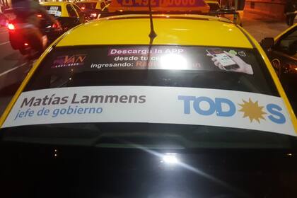 En las últimas semanas, algunos de los taxis empezaron a llevar lunetas en favor de Lammens