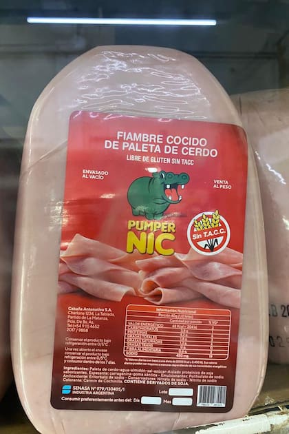 En las últimas semanas empezó a comercializarse en algunos supermercados del conurbano bonaerense una línea de fiambres con la marca Pumper Nic y su emblemático logo del hipopótamo verde. Detrás de la línea de fiambres se encuentra el frigorífico Cabaña Antonativa, de Lomas del Mirador,