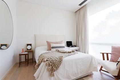 En las ventanas de este segundo dormitorio se colocó un roller sunscreen para el día y cortinas forradas con blackout para el momento de dormir.