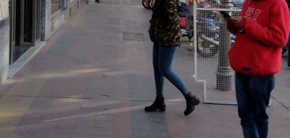 En las veredas aledañas a la avenida San Martín se observan mujeres ofreciendo la venta o compra de dólares.