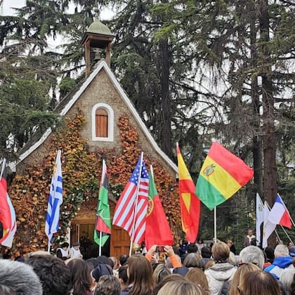 En las zonas donde Schoenstatt está presente, sus miembros levantan réplicas de la capilla que su fundador restauró y en la cual nació el movimiento en Alemania en 1914.