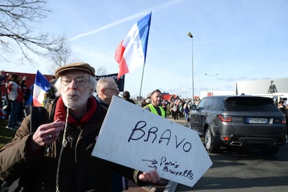 En Le Mans, oeste de Francia, un manifestante sostiene un cartel de apoyo a la marcha París-Bruselas del Convoy de la Libertad