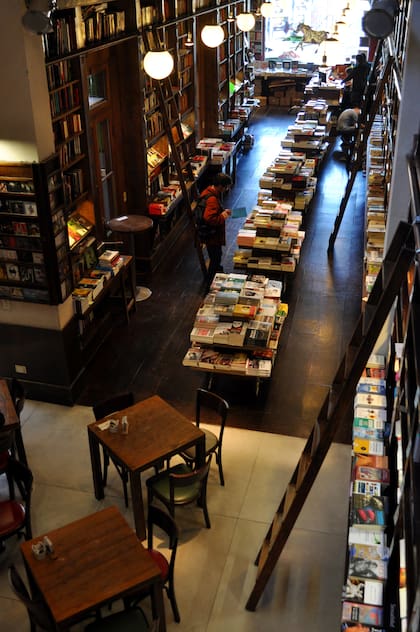 En Libros del Pasaje, una casona antigua de Palermo permite el espacio para un catálogo amplio y versátil