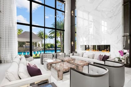 En línea con la temática de lujo zen inspirada en Bali, la casa incorporó elementos de feng shui, dispuestos para armonizar la energía del espacio