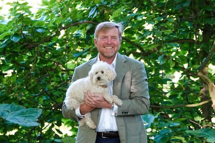 En línea con los colores elegidos por su esposa y sus hijas, el rey lució un saco gris, camisa blanca, pantalón azul y zapatos marrones (Foto: Instagram @koninklijkhuis)