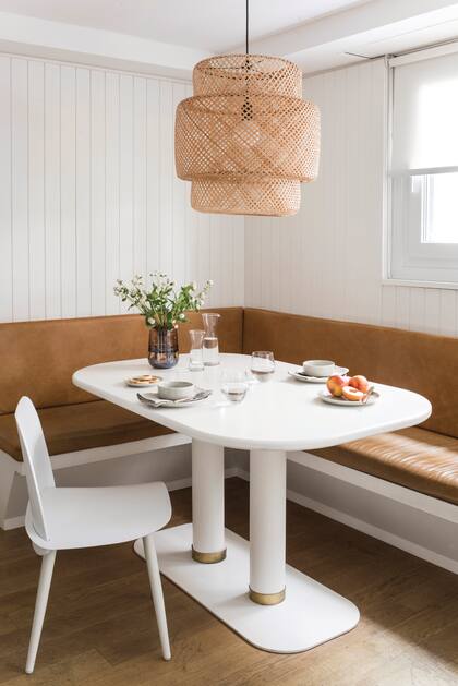 En línea con una paleta de colores neutros, el banco del box fue tapizado en cuero natural tinte suela.