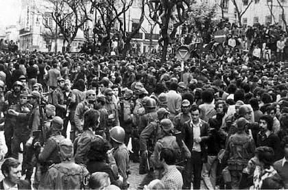 En Lisboa el pueblo salió a las calles y se unió con el MFA en apoyo a la instauración de la democracia