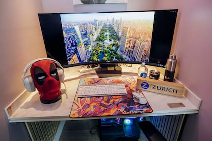 En “Live & Play She” se pueden ver varios modelos de consolas y una estación de streaming con pantalla gigante.