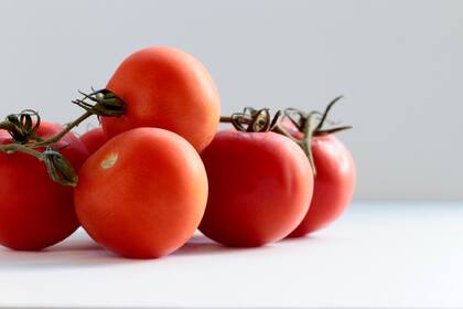En lndia, los residentes y dueños de restaurantes se enfrentan a los altos costos del tomate