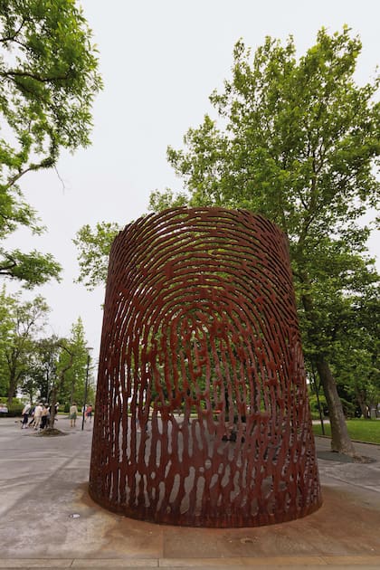 En lo alto del monte Artxanda en Bilbao está la escultura “La Huella”, creada por el artista Juan José Novella en homenaje a los combatientes vascos de la Guerra Civil.