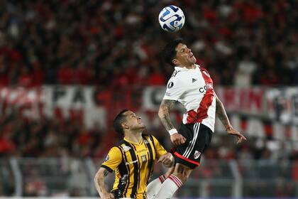 En lo alto, Enzo Pérez frente a The Strongest