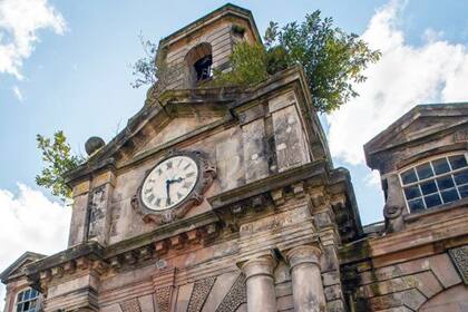 En lo alto, un majestuoso reloj corona la cúpula trasera de Kinmel Hall