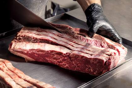 En Lo de Jesús envasan los cortes al vacío y los guardan en cámaras con temperatura y humedad controlada entre 15 y 21 días.