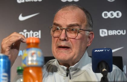 "En lo humano no he sido aceptado aún por este grupo al que conduzco", admitió Marcelo unos días atrás; Uruguay pasa por un mal momento a seis meses de la Copa del Mundo.