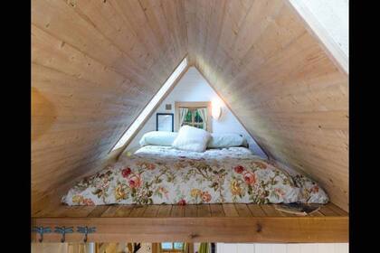 Esta pequeña casa tiene como elemento principal la madera.
