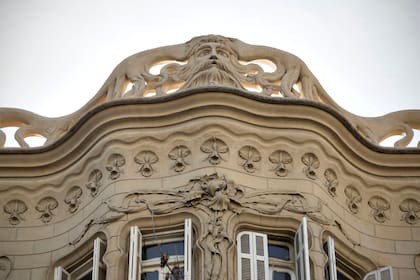 En lo más alto hay una cabeza barbada y una guarda de orquídeas