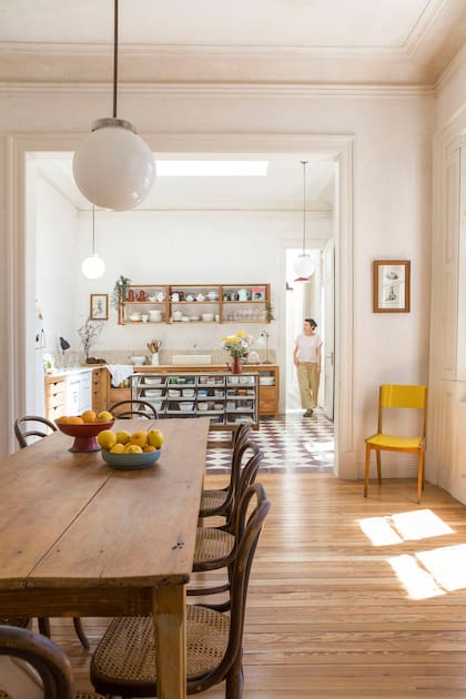 En lo que originalmente eran dos habitaciones, se abrió una arcada para dar lugar a una espaciosa cocina-comedor.