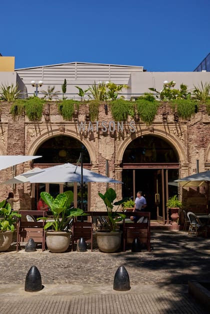 En lo que supo ser un hotel histórico del barrio, Watson's ofrece un menú que cubre de la mañana a la noche