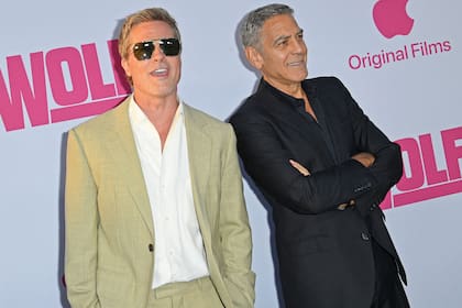 En Lobos, que en la Argentina se verá directamente en la plataforma de Apple TV+, Clooney y Pitt interpretan a dos solucionadores de problemas que trabajan de forma independiente pero que son contratados para el mismo trabajo y obligados a trabajar juntos