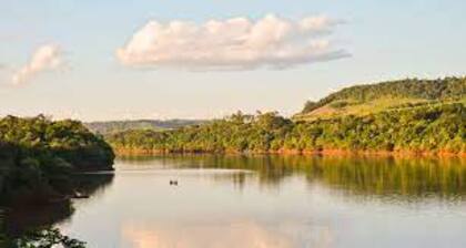 En localidades como El Soberbio, el río Uruguay que separa Argentina de Brasil se cruza en canoa en minutos.
