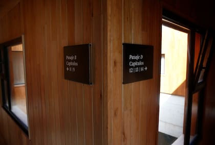 En "Locus Solus" los pasillos se denominan pasajes y las habitaciones, capítulos.