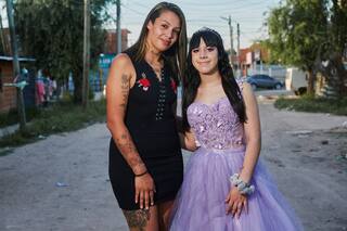 Es empleada doméstica y les cumple el sueño a las chicas que no pueden pagar su fiesta de 15