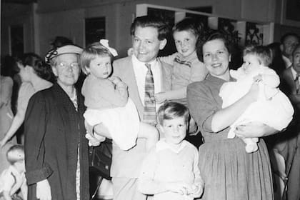 En Londres, a David Warren habló del invento en varios programas y las autoridades británicas comenzaron a trabajar en un dispositivo que fuera obligatorio para los aviones