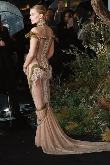 En Londres, con traje de tul de seda de Dilara Findikoglu y una réplica de la pulsera hecha con pelo trenzado de Emily (autora de Cumbres borrascosas) y Anne Brontë, que usaba su hermana Charlotte