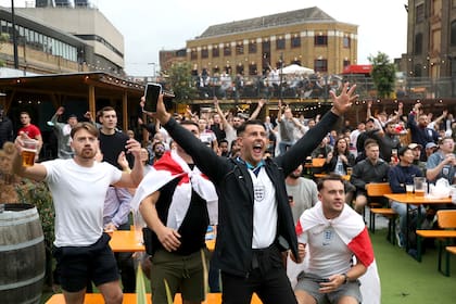 En Londres, los fanáticos ingleses disfrutan el partido ante Alemania por los octavos de final de la Eurocopa