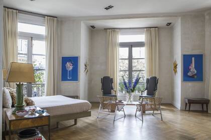 En los 500m2 de su departamento de estilo francés conviven obras de arte contemporáneo, antigüedades y muebles firmados.