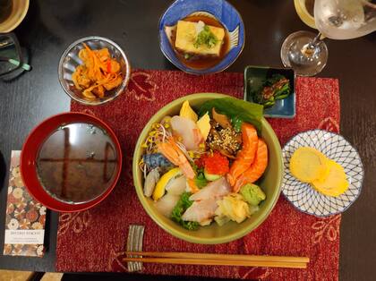 “En los 80 estaba de moda el kaiten (el sushi servido sobre una cinta transportadora, comida rápida a la japonesa), tenían capital y que pagaban bien. Era pura velocidad, sushi robot, no importaba si era rico", destaca Shimada, quien en Bistro Tokyo apuesta por la cocina japonesa tradicional