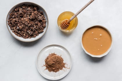 En los adultos, el chocolate amargo o los suplementos o bebidas de cacao pueden reducir la presión arterial, mejorar los niveles de colesterol en la sangre y la salud de los vasos sanguíneos