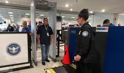 En los aeropuertos, ante una revisión de la TSA, los animales deben ser retirados de sus transportadoras y llevados en brazos