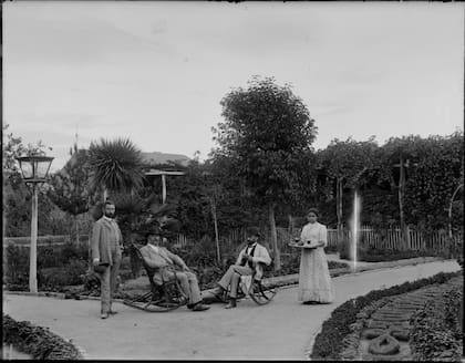 En los álbumes de Juan Müller, con imágenes como esta cercana a 1885, quedaron registradas celebraciones de Navidad y reuniones sociales en las primeras casas de las islas